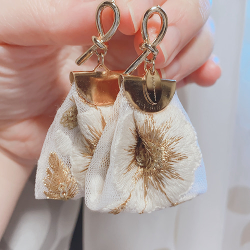 インド刺繍リボンピアス ピアス（スタッド・一粒） cream 通販