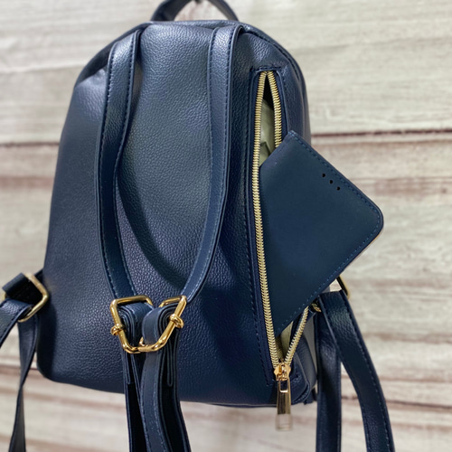 チラッ見している白黒猫の刺繍 タッセルチャーム付きミニフェイク