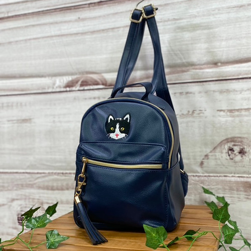 チラッ見している白黒猫の刺繍 タッセルチャーム付きミニフェイク