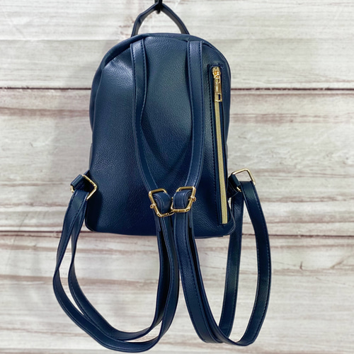 チラッ見している白黒猫の刺繍 タッセルチャーム付きミニフェイク