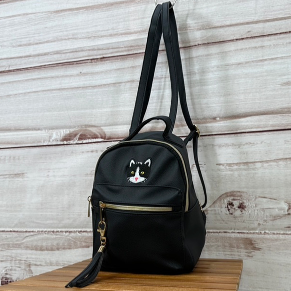 チラッ見している白黒猫の刺繍 タッセルチャーム付きミニフェイク