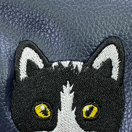 チラッ見している白黒猫の刺繍 タッセルチャーム付きミニフェイク