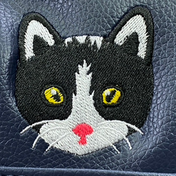 【送料無料】チラッ見している白黒猫の刺繍 タッセルチャーム付きミニフェイクレザーリュック 4枚目の画像