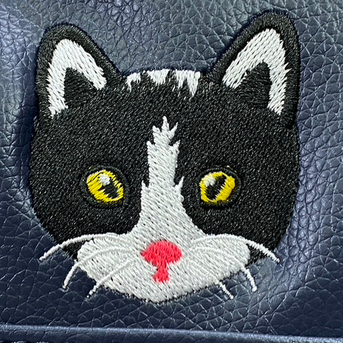 チラッ見している白黒猫の刺繍 タッセルチャーム付きミニフェイク