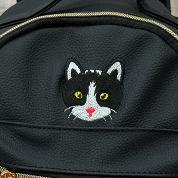 【送料無料】チラッ見している白黒猫の刺繍 タッセルチャーム付きミニフェイクレザーリュック 6枚目の画像