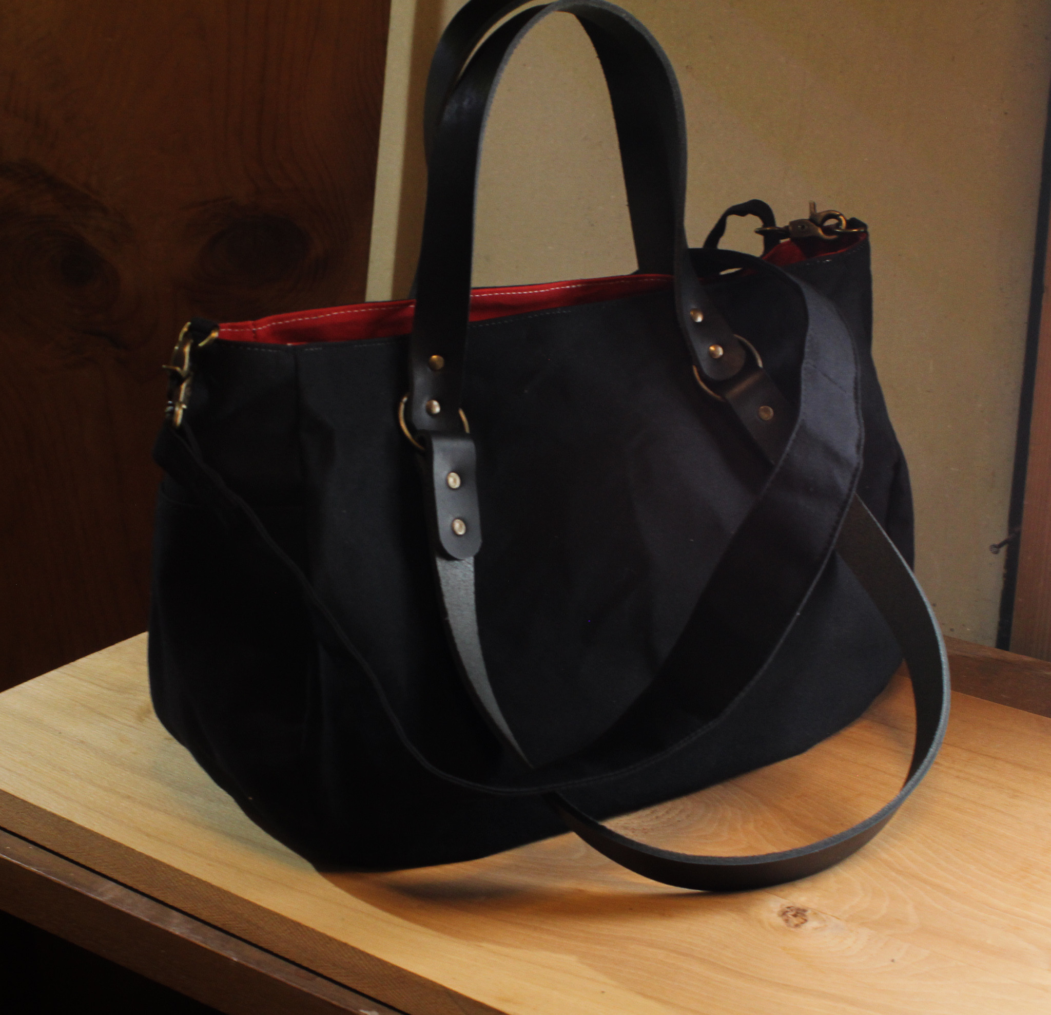 ころんバッグ L　肩掛け手持ち持ち手　パラフィン帆布　黒　赤