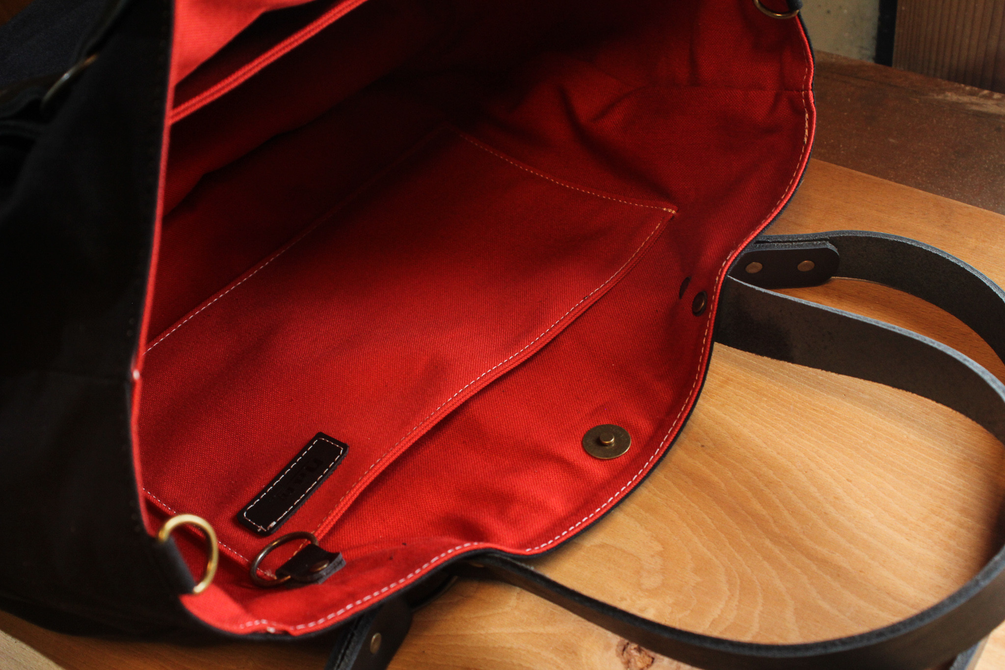 ころんバッグ L　肩掛け手持ち持ち手　パラフィン帆布　黒　赤