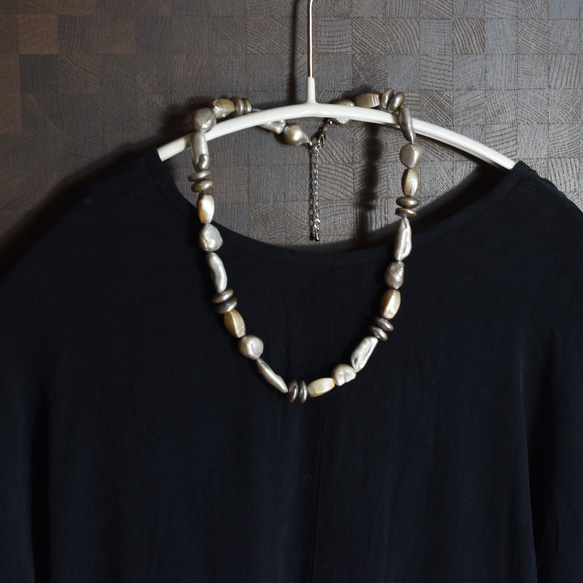 【數量有限】大號淡水珍珠隨機造型銀色獨特短項鍊約46cm+5cm 第9張的照片