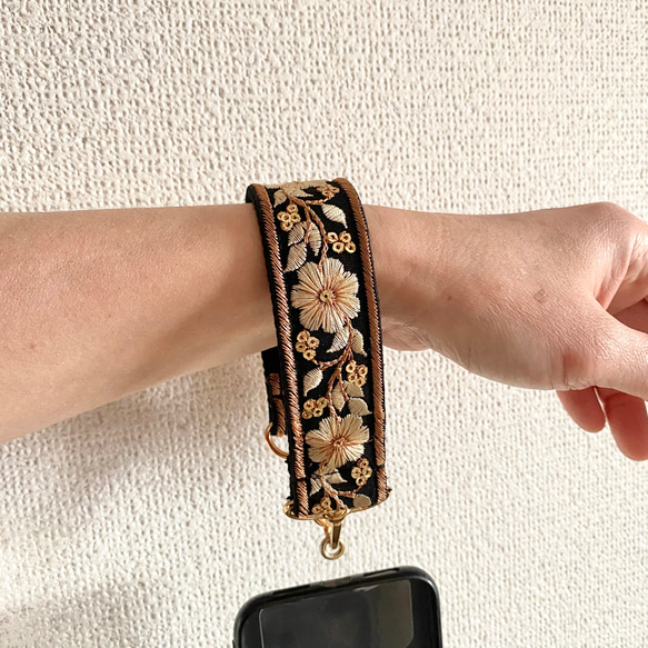 印度刺繡絲帶手帶智慧型手機支架短帶黑金色 第9張的照片
