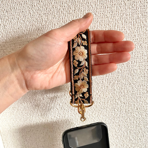 印度刺繡絲帶手帶智慧型手機支架短帶黑金色 第10張的照片