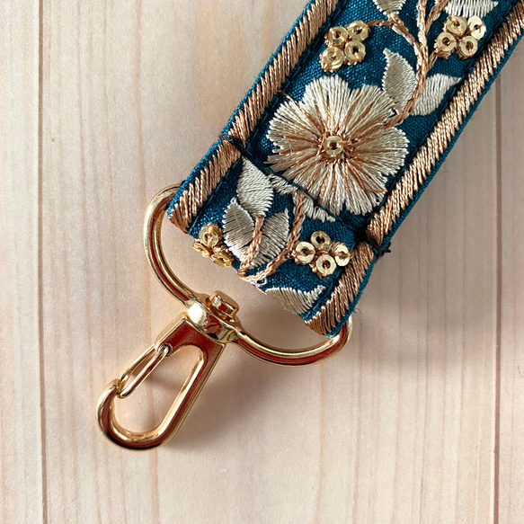 インド刺繍リボン ハンドストラップ スマホストップ ショートストラップ ブルーグリーンゴールド 5枚目の画像