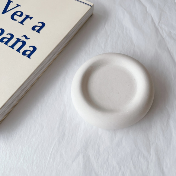 ぽってりプレート(オフホワイト) ///  ジェスモナイト 撮影小物 アクセサリー アクセサリートレイ 1枚目の画像