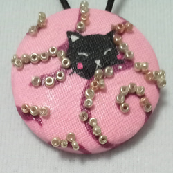 ハンドメイド くるみボタン ヘアゴム かわいい キュート おしゃれ 黒猫 ねこ ビーズ ピンク 2枚目の画像