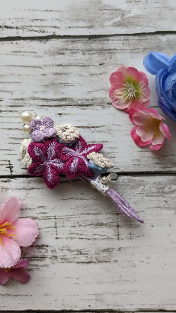 花とシロツメクサの刺繍立体ブローチ｢雨待花｣ 1枚目の画像