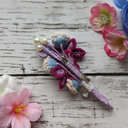 花とシロツメクサの刺繍立体ブローチ｢雨待花｣ 2枚目の画像