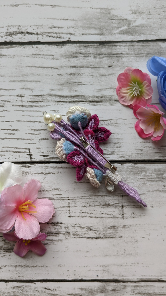 花とシロツメクサの刺繍立体ブローチ｢雨待花｣ 2枚目の画像