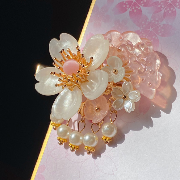 桜扇のヘアクリップ　シェル風白桜 4枚目の画像