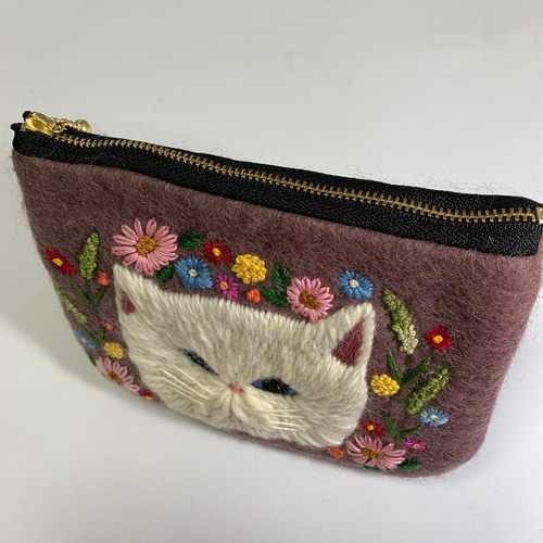 ぽっちゃり白猫さん刺繍 羊毛フェルト生地のポーチ