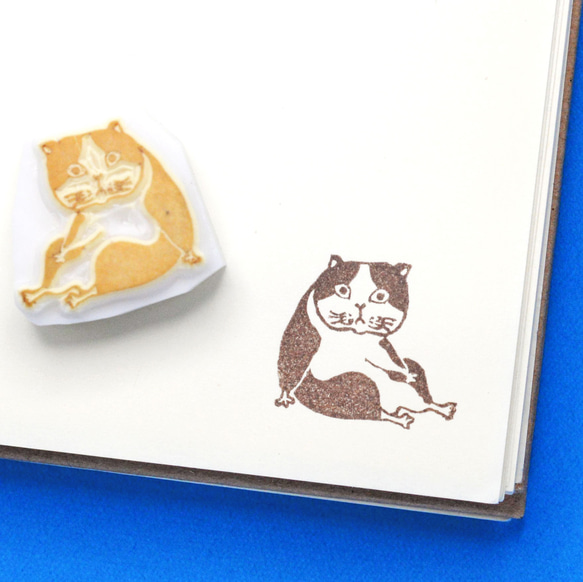 受注生産】座るハチワレ猫・消しゴムはんこ はんこ・スタンプ gyolo