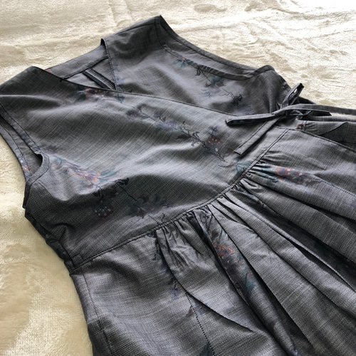 大島紬のカシュクールワンピース ジレ ジャンバースカート 薄茶花 着物