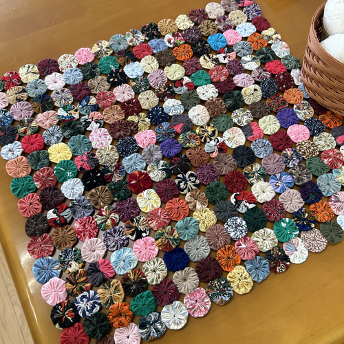 ヨーヨーキルト 小花柄 小花柄でヨーヨーキルトコースター① | MILK COCOAの編んだり