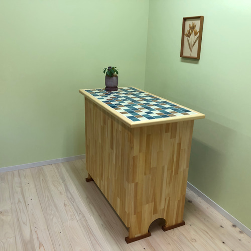 シンプルでかわいいタイルの収納つきキッチンカウンター・キッチン