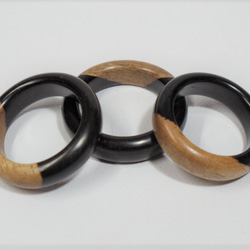 シンプルな木の指輪（アフリカンブラックウッド・白太有り）磨き仕上げ 2枚目の画像