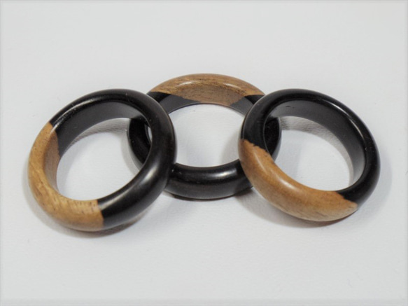 シンプルな木の指輪（アフリカンブラックウッド・白太有り）磨き仕上げ 2枚目の画像