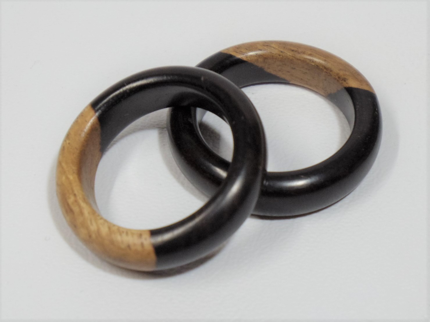 シンプルな木の指輪（アフリカンブラックウッド・白太有り）磨き仕上げ