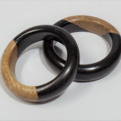 シンプルな木の指輪（アフリカンブラックウッド・白太有り）磨き仕上げ 1枚目の画像
