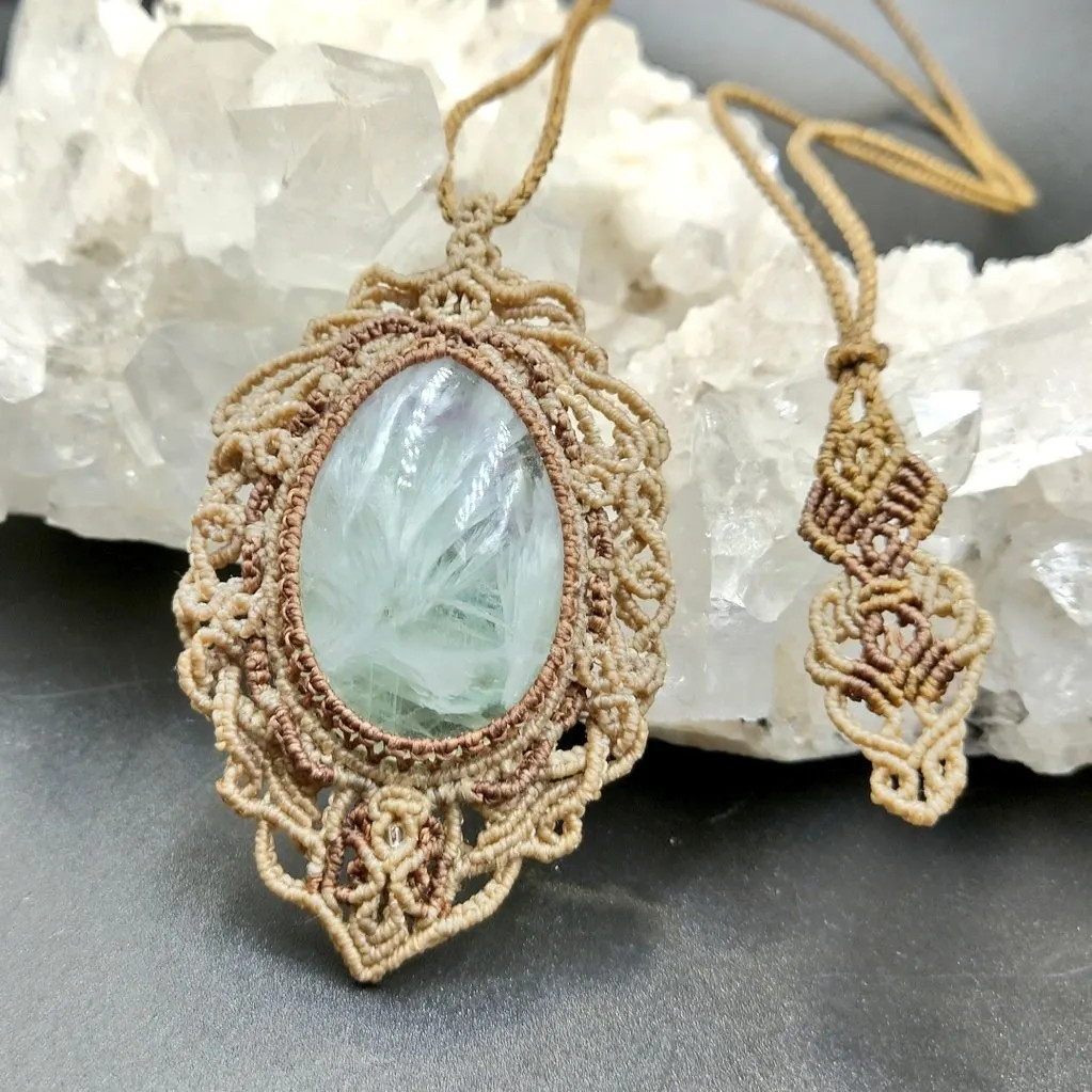 ＊はぴいち＊エンジェルフェザーフローライトマクラメペンダント