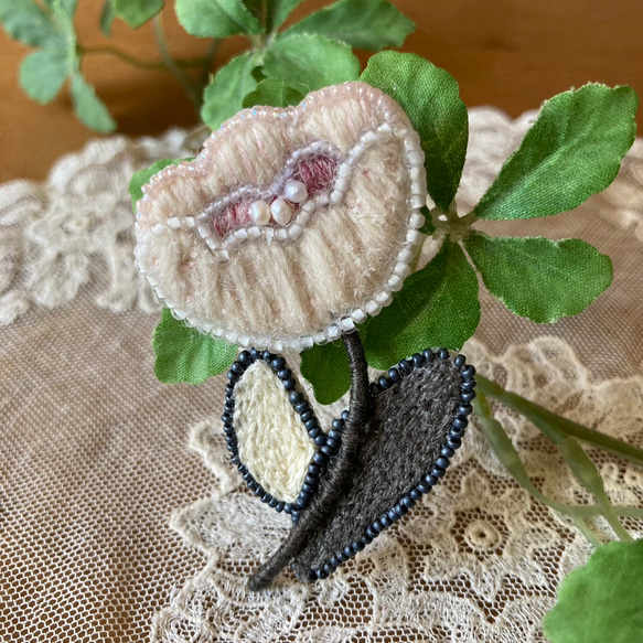 オーバルブローチ クロ 刺繍 （ハンドメイド刺繍フレーム 刺繍