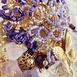 新作＊紫色の羽　紫の庭　天然石アメジストの花々　アメジストの贅沢なブローチ 5枚目の画像