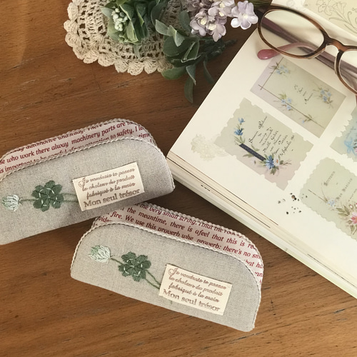 シロツメクサ(クローバー)刺繍 ナチュラルで おしゃれメガネスタンド
