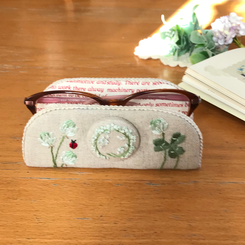 シロツメクサ(クローバー)刺繍 ナチュラルで おしゃれメガネスタンド