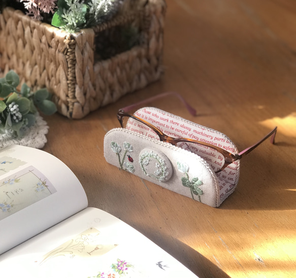 シロツメクサ(クローバー)刺繍 ナチュラルで おしゃれメガネスタンド