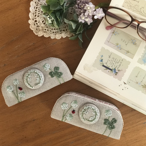 シロツメクサ(クローバー)刺繍 ナチュラルで おしゃれメガネスタンド