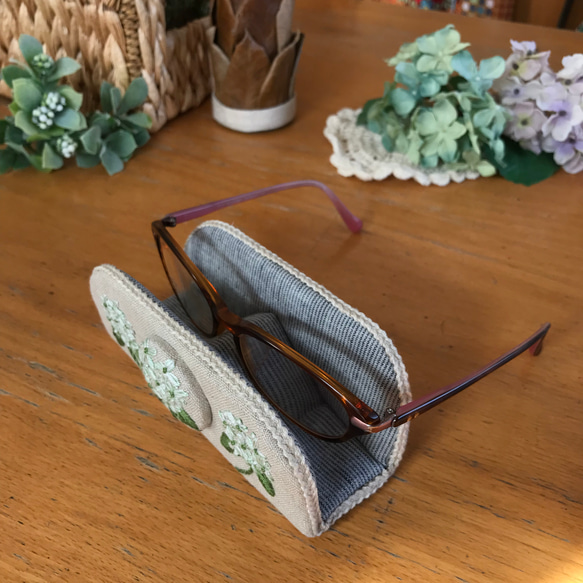 再販　紫陽花アナベル刺繍　ナチュラルで　おしゃれメガネスタンド　メガネケース　眼鏡置き　 3枚目の画像