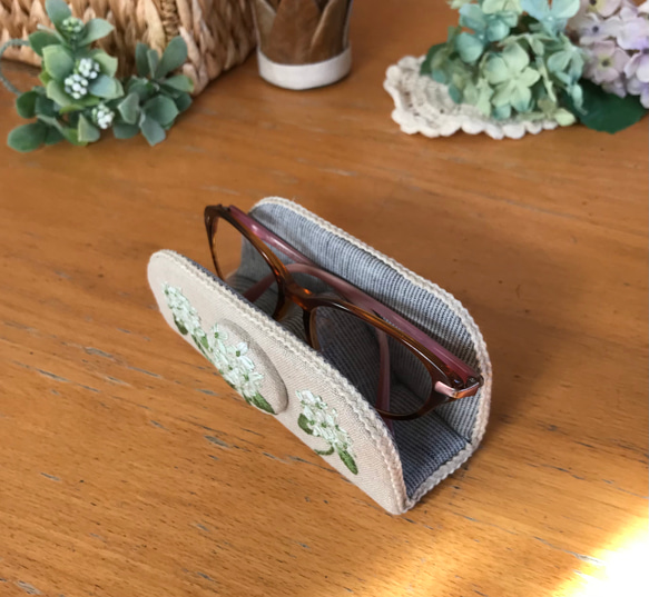 再販　紫陽花アナベル刺繍　ナチュラルで　おしゃれメガネスタンド　メガネケース　眼鏡置き　 2枚目の画像