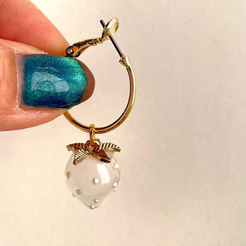 ぷっくりいちごピアス⟡.· Screw Zircon Hoop Pierce | 金属アレルギー対応のアクセサリー