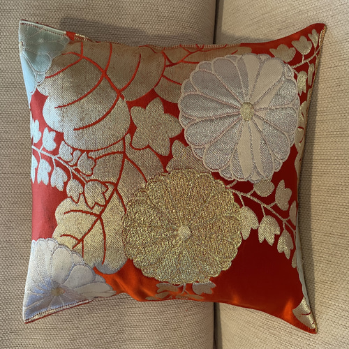 【売却済】金箔正絹袋帯リメイククッションカバー2枚組 2069豪華刺繍の袋帯リメイク 正絹クッションカバー30cm✖️30cm