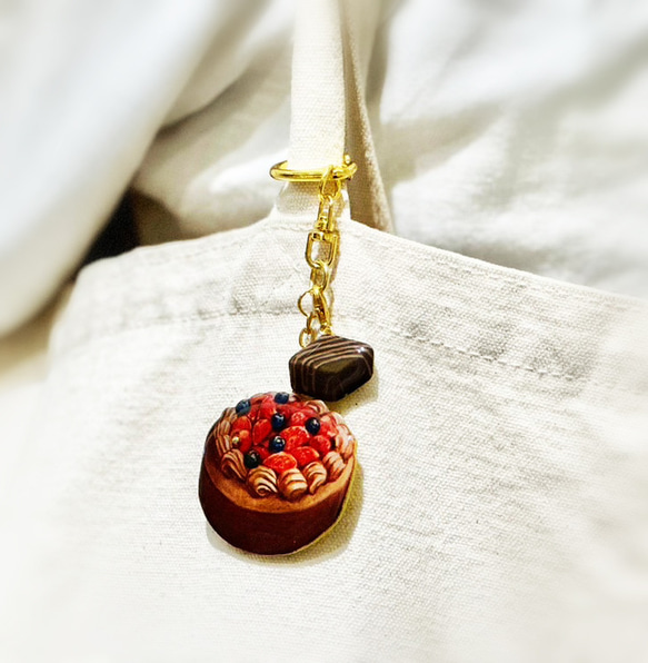 ボンボンチョコラチャーム付きベリーチョコレートケーキバッグチャーム【受注生産】 3枚目の画像