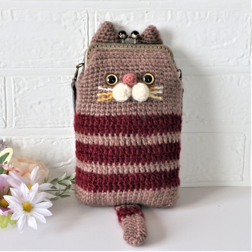 手編みニットのかわいいネコちゃんの がま口のスマホポシェット スマホ