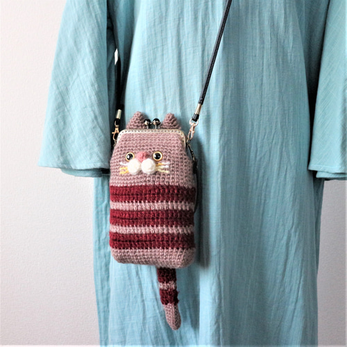 手編みニットのかわいいネコちゃんの がま口のスマホポシェット スマホ