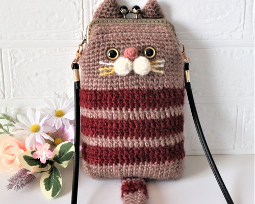 手編みニットのかわいいネコちゃんの がま口のスマホポシェット スマホ