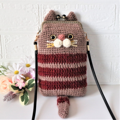 手編みニットのかわいいネコちゃんの がま口のスマホポシェット スマホ