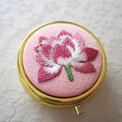 《Y様ご注文品》日本刺繍【蓮の花】絹のアクセサリーケース（ミラー付き） Gold 　 ◆桜色◆  〈受注制作〉 2枚目の画像