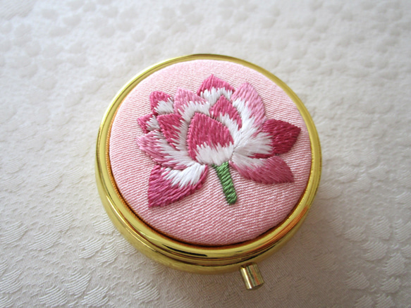 《Y様ご注文品》日本刺繍【蓮の花】絹のアクセサリーケース（ミラー付き） Gold 　 ◆桜色◆  〈受注制作〉 2枚目の画像