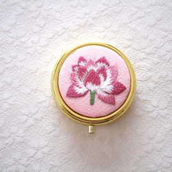 《Y様ご注文品》日本刺繍【蓮の花】絹のアクセサリーケース（ミラー付き） Gold 　 ◆桜色◆  〈受注制作〉 3枚目の画像