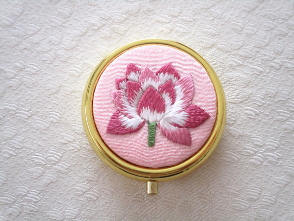 《Y様ご注文品》日本刺繍【蓮の花】絹のアクセサリーケース（ミラー付き） Gold 　 ◆桜色◆  〈受注制作〉 4枚目の画像